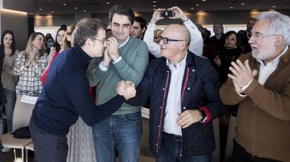 Feijóo saluda a Baltar durante la presentación de los candidatos del PP en las ciudades gallegas el pasado enero en Santiago.