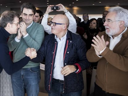 Feijóo saluda a Baltar durante la presentación de los candidatos del PP en las ciudades gallegas el pasado enero en Santiago.