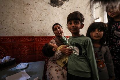 Una de las familias cuyo domicilio fue bombardeado por el ejército israelí el pasado jueves, fotografiada en Yenín (Cisjordania) este viernes.