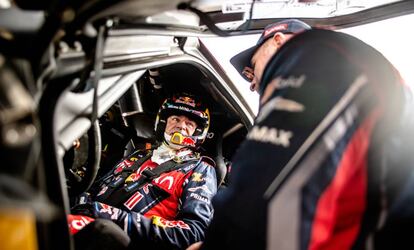 Carlos Sainz habla con Stéphane Peterhansel, su compañero en el equipo Mini.