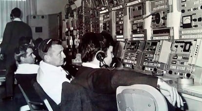 Carlos González, derecha, en la estación de Fresnedillas en 1969.