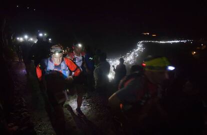 Algunos de los tres mil corredores comienzan la competición desde el faro de Fuencalientes, en una zona volcánica protegida de la isla de La Palma, durante el evento de ultra trail Transvulcania.