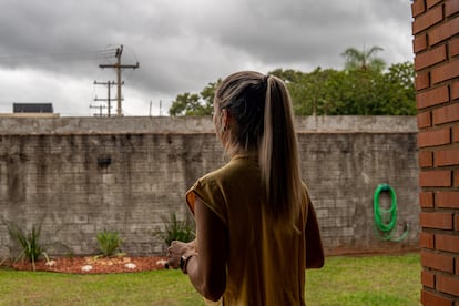 Denise Báez, en su domicilio, que se encuentra al lado de una planta eléctrica que alimenta a una criptogranja en Santa Lucía de Villarrica, Paraguay.