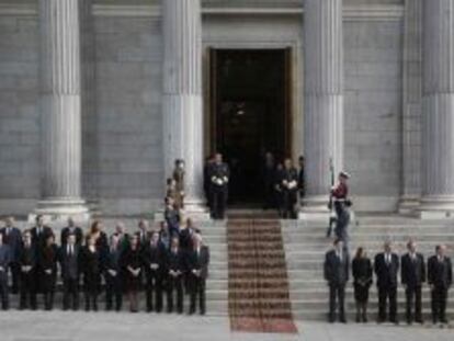 El presidente del Gobierno, MAriano Rajoy, y los otros presidentes de la democracia esperan el féretro de Adolfo Suárez a la entrada del Congreso de los Diputados