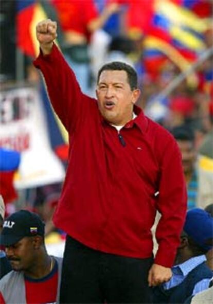 Chávez saluda a sus partidarios durante la manifestación del jueves.