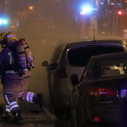 10/12/2020 - Barcelona - Incendio en una nave de Badalona donde vivian decenas de ciudadanos de origen centro africana. Varias dotaciones de bomberos han trabajado durante varias horas para apagar las llamas. Foto: Massimiliano Minocri