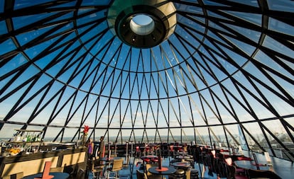 El Searcys ocupa los últimos tres pisos, literalmente la punta del rascacielos con forma de bala conocido como The Gherkin (El Pepinillo, 30 St Mary Axe), proyectado por el arquitecto británico Norman Foster en el barrio financiero de Londres. El Searcys es un club privado abierto al público general en horarios y fechas concretas. Se puede reservar mesa a través de la pagina OpenTable (www.opentable.co.uk) para comer y cenar (el menú de tres platos sale por 62 euros) bajo su espectacular cúpula acristalada.