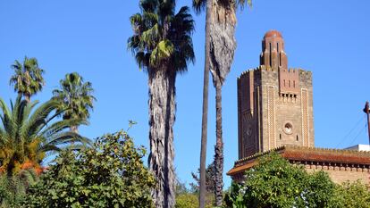 Torre histórica en la ciudad de Alcazarquivir, en árabe Ksar el-Kebir (Marruecos).