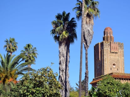 Torre histórica en la ciudad de Alcazarquivir, en árabe Ksar el-Kebir (Marruecos).