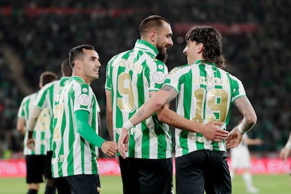 Borja Iglesias y Héctor Bellerin celebran junto a Juanmi un gol del Betis.