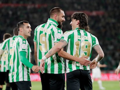 Borja Iglesias y Héctor Bellerin celebran junto a Juanmi un gol del Betis.