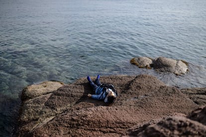 El cuerpo de un niño ahogado yace sobre una roca en la costa de Çanakkale, Turquía.