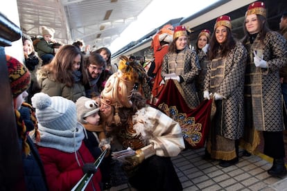 Los Reyes Magos llegan en tren a Vitoria, desatando la alegría y la ilusión de los niños que se han acercado para darles la bienvenida a la capital alavesa.