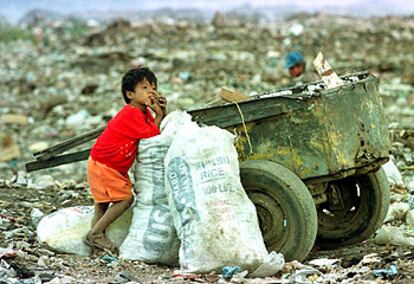Un niño espera a su padre en un vertedero de Nicaragua.