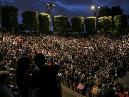El públic omple gairebé del tot les grades en la inauguració del Grec 2017.
