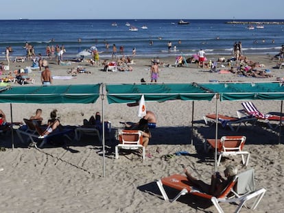 Turistes a la platja de la Pineda.