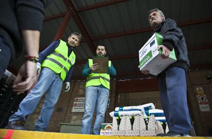 La organización tiene su sede y almacén central en el colegio San Fernando, en un edificio cedido por la Comunidad de Madrid y donde se atienden las entidades benéficas del norte y del este de Madrid. En la imagen, varios voluntarios recogen los alimentos donados a las puertas del almacén central en San Fernando.