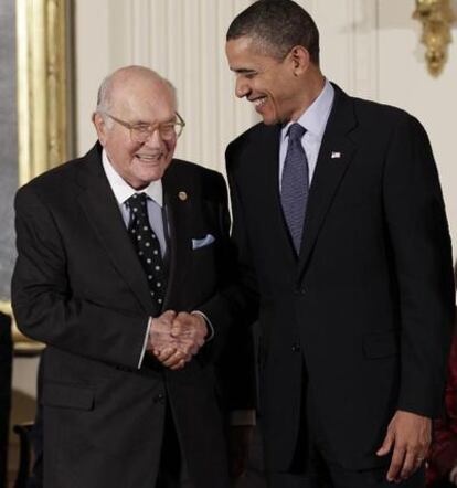 El químico Harry W. Coover, en la Casa Blanca junto con Barack Obama, durante la concesión de la Medalla Nacional de Tecnología e Innovación el 17 de noviembre pasado.