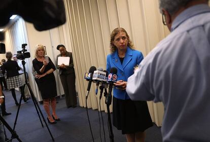 La congresista Debbie Wasserman, expresidenta del DNC, el pasado martes en una rueda de prensa en Florida.