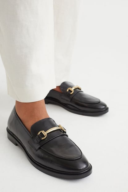 El diseño de “toda la vida”, el mocasín que lidera cualquier vestidor. En negro y con detalle en la parte frontal, este modelo lo firma H&M.