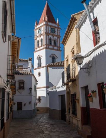 Una calle de Arriate. Al fondo, el característico campanario construido a mediados del siglo XX.