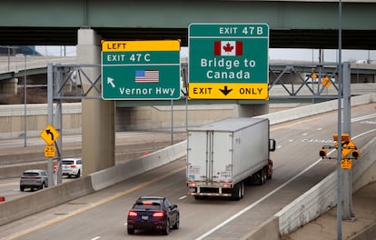 Um caminhão cruza de Detroit, nos Estados Unidos, para Windsor, no Canadá, na segunda -feira.