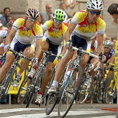 Marcos Serrano, por delante de Óscar Freire y Alejandro Valverde, en un momento de la carrera.