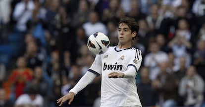 El centrocampista brasileño del Real Madrid Kaká (30 años) llegó al conjunto blanco en junio de 2009, procedente del Milan. En la imagen, Kaká controla el balón durante un partido de Liga contra el Celta de Vigo.