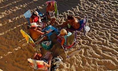 Varias mujeres en la playa de la Caleta en Cdiz, en octubre de 2014.