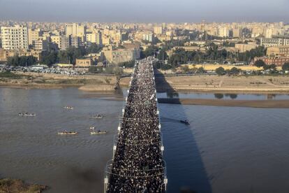 Una marea humana invadió las calles de la localidad iraní de Ahvaz este domingo en el primero de los tres días de homenaje nacional en Irán por el asesinato del general Soleimani.