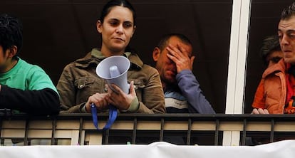 Juan Benito Gañán y su esposa Engracia Lucena en su casa de Valencia tras un desahucio paralizado por el Banco de Sabadell.