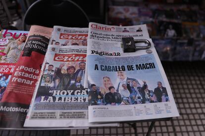 Las portadas de algunos periódicos este lunes, en Buenos Aires.