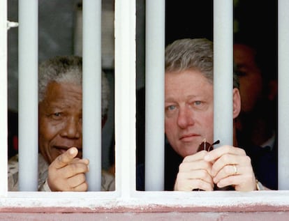 Imagem do presidente dos Estados Unidos Bill Clinton em 1998 durante sua viagem à África do Sul, visitando junto com Nelson Mandela a prisão da ilha de Robben, onde o presidente sul-africano ficou preso devido à sua luta contra o apartheid.