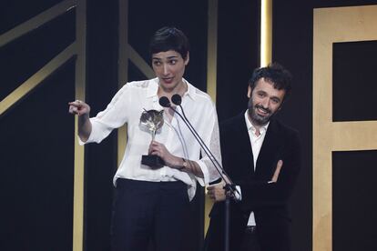 Peña al recoger su premio Feroz, junto a Rodrigo Sorogoyen, director y coguionista de la cinta.