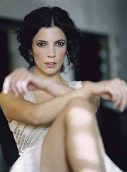 Maribel Verdú, con 36 años, angulosa, estilizada.