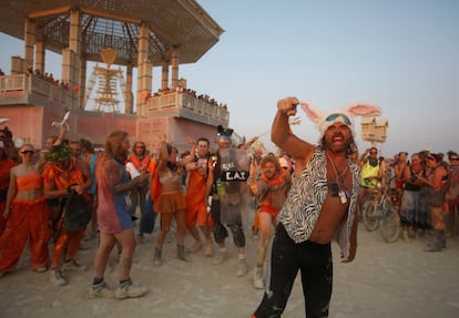 La ciudad temporal de Black Rock City es una red ordenada y delirante de calles y avenidas en medio de la nada. En la imagen, asistentes al festival participan en una de las actividades, el 31 de agosto.