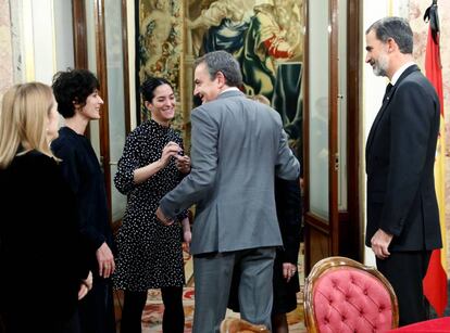 El rey Feilpe VI y el expresidente del Gobierno José Luis Rodríguez Zapatero (2d) conversan con la viuda y las hijas.