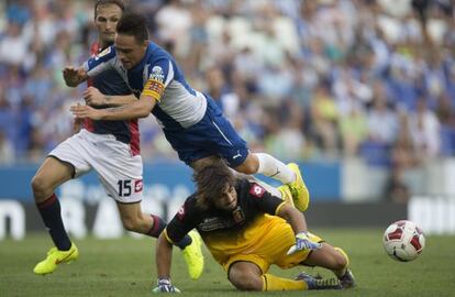 Perrin le roba el balón a Sergio García.