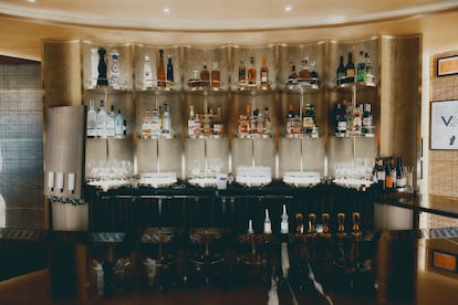 Vinos franceses y cócteles como el Manhattan se ofrecen en este espacio que aspira a guardar la esencia gala en diálogo con la energía neoyorquina.