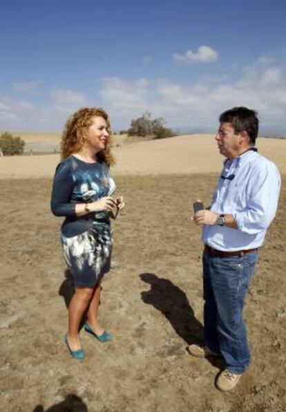 La consejera de Medio Ambiente del Cabildo de Gran Canaria, María del Mar Arévalo, y el director de la Reserva Natural Especial de las Dunas, Miguel Ángel Peña, explican las nuevas medidas de información y protección que se han implantado en la zona de las dunas de Maspalomas, uno de los iconos de Gran Canaria, por el que pasan cada año millones de turistas, que ofrecen refugio en la charca situada en su interior a aves migratorias y se han convertido en uno de los últimos reductos canarios de especies como el chorlitejo patinegro.