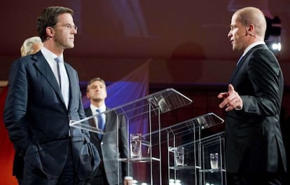 Mark Rutte (izquierda) habla con Diederik Samsom (derecha) antes del inicio del debate electoral en Rotterdam, el 6 de septiembre pasado.