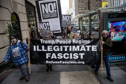 Un grupo de manifestantes se han reunido cerca de la Trump Tower, durante el primer discurso del presidente electo ante los medios. 