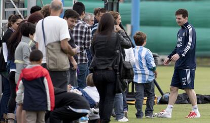 Messi habla con unos aficionados tras el entrenamiento de la selección argentina en Buenos Aires.