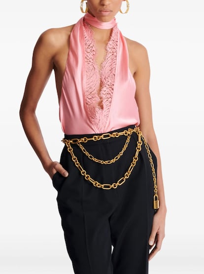 El cinturón Sync de Balmain es una declaración de estilo con alma arquitectónica. Confeccionado en Italia, combina la estética utilitaria con el lujo más depurado gracias a su acabado dorado, el cierre de mosquetón y el icónico candado con el logo grabado de la marca. (950 euros)
