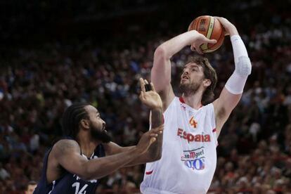 Gasol lanza a canasta ante Turiaf.