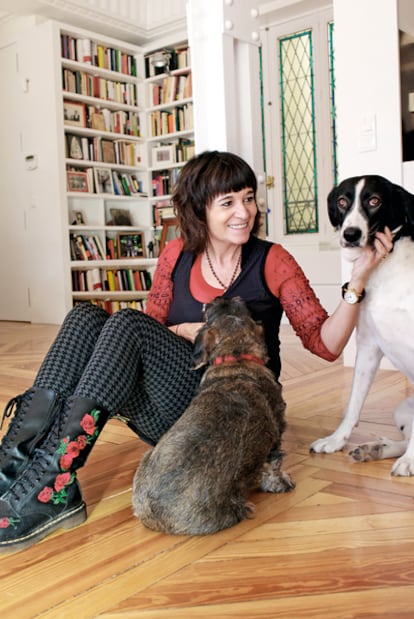 Compañeras de vida.
Montero, en su nueva casa de Madrid, donde vive con su vieja perra 'Bruna', y 'Carlota', recogida hace poco en una protectora de animales.