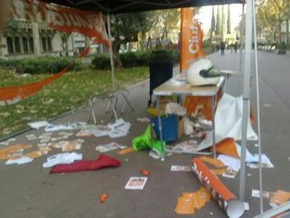 Así quedó la carpa de Ciutadans tras el ataque de un grupo de radicales.