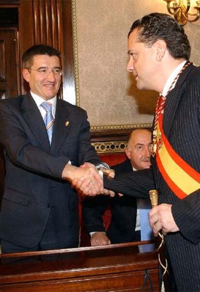 El alcalde saliente, Francisco Fernández, felicita al investido Amilivia.