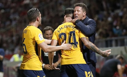 Gim&eacute;nez celebra el gol del empate del Atl&eacute;tico con Simeone.