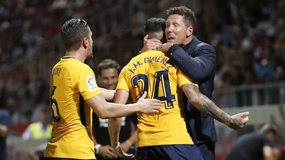 Gim&eacute;nez celebra el gol del empate del Atl&eacute;tico con Simeone.